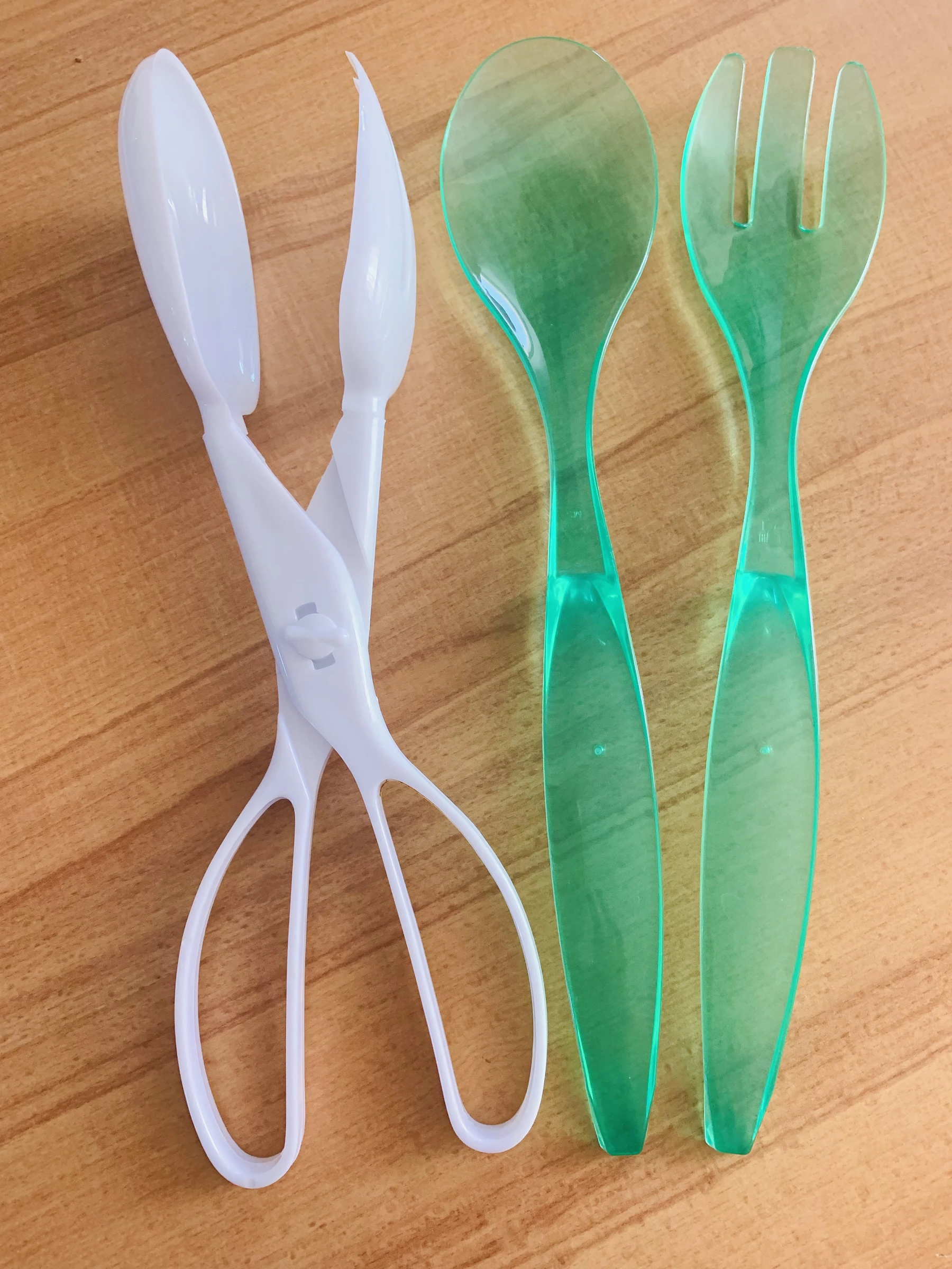 Lot pince + 2 couverts à salade en plastique
